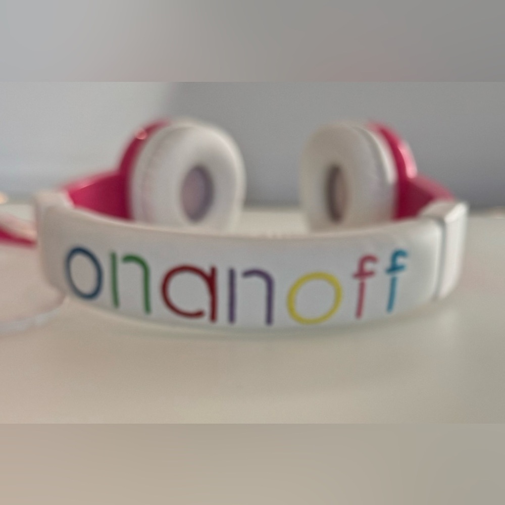 Onanoff’s “Explore Foldable” BuddyPhones — Volume-Limiting Headphones for Kids